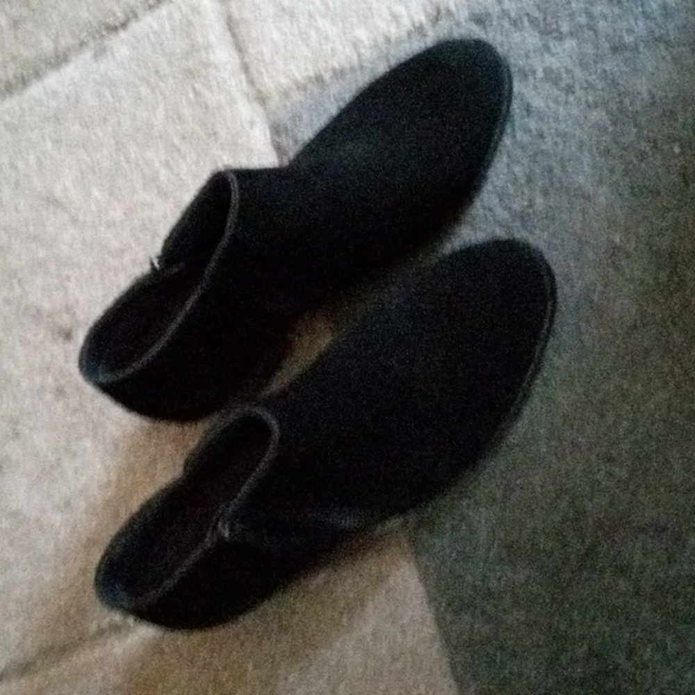 Vionic Shyanne black suede ankle booties. Side zip. NWOT